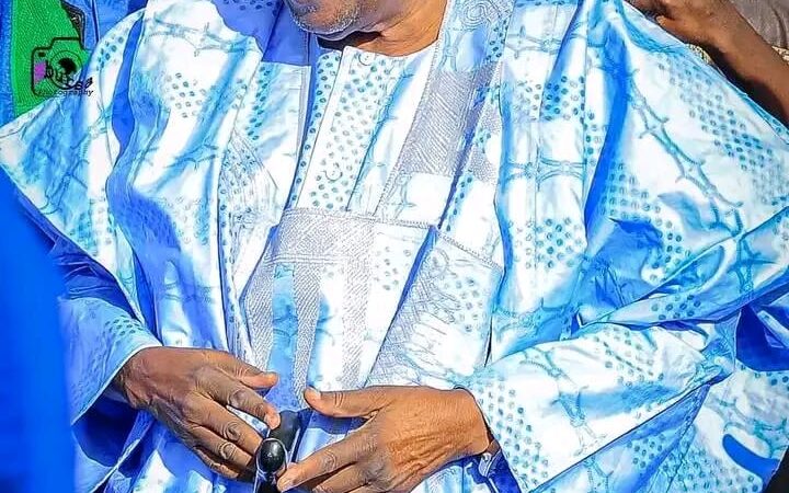 Maiya suro Maiyaben: Mai Kanuribe Lagosbedə K3les3 Bara’azə Shehu Bornobega fərzəna …………Shehu də kam kura kəriyebe duwan təwandinbama fal, furtəzə ada, amma zauro kərmai zamanbe’a mushakil lamzan mbejiRutəmazə Kam Zannah Ibrahim Mustapha Kwa shima Edita-a -Kura cidaram Hawar Kanempressbe Kǝntawu Octobaye kawunzǝ 13 saa 2025 lufsə. Suro lamarra kura ada’aso a kəljinbeladən mbeji, kuru nasha cikəmobe dutobe lardəye’a ladən, bərni Yerwa kərwe Bornoye kureyedə ro Lagosyero biska bune bayentəna, loktu bara’azə Yashidi Kanemma, Alhaji Dr. Abubakar Ibn Umar Garbai El-Kanemi, CFR, Shehu Bornoye, majalis lardə Lagoyedəro lezənan. Nigeria (NCTRN) cidiya kərmaizəyen, Alhaji (Dr) Muhammad Sa’ad Abubakar, CFR, mni, Sultan Sokotoye kuru Oba (Dr.) Adeyeye Enitan Ogunwusi, Ojaja II, CFR, Ooni Ife ye. Samno komiti kura lardəye sha durmzana Lagos 2025. Mauduwu samnodəyedə shima Cidaramma Adaye: Muhim shiye suro kərmai ngəla-a ngəla-a Nigerialan. Amma ziyara adə kəlelega kozəna hayyamaro naftə gargamben kara.Sha futə adabe notənadən kafsə mairi Alhaji Mai Mele Abatcha, Mai Kanuribe Lagosbeladən, kuru Sarkin Hausawa cidi Ijorabe-a mairi Iganmubero walzənadəgason. Wakilla kura-kura adaye-a kuru am kura lardəye nasha Kanuri-a Shuwa Arabyegasn, Mai Kanuribe’s batazə dəye daraja kura-a nəm kurau ningi adəye gozənadə fəlezana. “Lagos də daraja’a kəla mai do zauro daraja’a Africa lan shiyeyi nguwu babe ningi suwudəna adəro kurnotəna dano kuru dunno manabega kozəna. Shehu Borno ye də mairi bas gəyi; shidə nəlefa’a kuru kanadi’a kəriwutəma, kuru kowo hikimaye loktu tawadə ba’a lan,” Mai Kanuribe ye wono. Warata Nǝlefabe Loktu YaktǝbeShehu Borno ye samno lardəyedən mbejidə alamaram bas gənyi-shima awo faljinma. Zaman do kəla kaduwu-a adinneya kəltə lardəye’a baro səwabdin, Bara’azə Yashidi Kanemmadə kam kura nasha’a lamarra ada’a wuzənabe. Sahel lan səta Atlantic ro saadəna də, kərmaizəga taidazə darajatəna kəla gargam gozə kotəyen bas gənyi amma kəla faidanzə zamanye lan Cidiya kərmaizəyen, Borno Emirate də shima awo do ne kəriwu’a, ngattə’a, ada’a ro gozə kowono nasha do ne gargam lan nəm kəriwu’a jarabsana lan. Kasadǝnzǝ kǝla nǝlefa gartǝben, nǝmzalǝm nǝmzalǝmbe-a, kuru zande ndikate adinnabe-a dǝye sǝkǝ shiro daraja lardǝbe bas gǝnyi amma daraja dunyabe sǝdǝna. Am kura do Shehu Bornoye badazən dasanmasodə sandima: Mallam Terab Kyari Sanda (kuru Mallam Terab Borno ye lan notəna), Abba Masta Abba Yusuf Ibrahim Wadaima, Zanna Laisu Kazalma – Secretary, Majilis Emirate Borno ye, Abba Yusuf Mailla Shehuad Abu C. Kachalla Aji Bazam, Zanna Suntalma BornobeSado Entourage kuradǝ kǝla kǝl adabe fǝlejin Wakil do wakil Shehu Borno ye, Mai Kanuribe Lagos ye də shima awo do awo kaduwuye yalaye’a nəm tilo jamaye’a bərni kura anəmye fəlezəna. Suro am kura’a do mairi Mai Kanuribe ye də sandima: Alhaji Waziri Ibrahim Ngoma, Waziri Mai Kanuribe Lagosbe Alhaji Umar Muhammad, Sultan Arab Shuwabe Alhaji Usman Tada, Cidama kura Mai Kanuribe Lagosbe Zannah Alhaji Ali Kime, Wakil Majilisbe KuraZannah Ibrahim Mustapha, Kakkadi Mai Kanuribe LagosbeAlhaji Audu Bama, kura karapka Ajabe Aja Alh Umoru Maina Forfor, Aja Festacbe Alhaji Abubakar Umoru, Aja kərta Victoriabe. Kuruson amma kurakura adaye-a bəlaye-a majalis Mai Kanuribe Lagosye-a majalis Arab Shuwaye-a mbeji, rokko am kura’a karapka fuwutəye Kufutilo Kanuribeye, Lagos Chapter, karapka ada-kəndaramye doni awo kaduwuye Kanenupora diByedə gənatəro hangalzə gənazənadə. Kəllataro, samno adəye ada’a zaman’a launu kada’a kəlzana, hujja do fərtə asutəram yalayedə zauro tətandəna dau hasumiya Lagosye konkrityedən yayi. Lardǝ KǝrǝntǝSamno NIREC yedən shawariwa tədinna, Shehu Borno ye mbejidə faida’a bas gənyi-zauro faida’a. Kowonzə, karnuwa kadaro hikima mairibe-a kuru asutə zamanbe-aye sha fasalzənadə, zandewa kəla nəlefa adinbe-a, nəmkam lardəbe-a, kuru nəmkam cidibe-aro kalkal suwudin.Ziyara Bara’azə Yashidi Kanemma yedə shima tattə duno Nigeria yedə nəm gade-gadeso a dabtəlan gənyi, amma nəm darajanza kəltəlan.Dare dajiramro. Lagos ye ziyara mairibe adə’a kasatsənadə, kawuli fetero: nəlefadə awo kəske gənyi, cida duno’a. Kuru am gana laa cida adəga duno-a ndəlamtəgalan tawattəyinsə Bara’azə Yashidi Kanemma Shehu Bornobe, Alhaji Dr. Abubakar Umar Garbai El-Kanemi, CFR.bayangono Kuru zawalwa Ijoralan səta ci kəmaduwu Bagabero saadəna, Yerwan səta krəgə Lagosbero saadənadə, Lardə Najeriaye sədin.