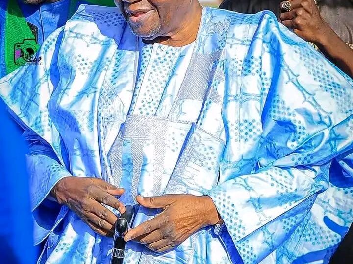 Maiya suro Maiyaben: Mai Kanuribe Lagosbedə K3les3 Bara’azə Shehu Bornobega fərzəna …………Shehu də kam kura kəriyebe duwan təwandinbama fal, furtəzə ada, amma zauro kərmai zamanbe’a mushakil lamzan mbejiRutəmazə Kam Zannah Ibrahim Mustapha Kwa shima Edita-a -Kura cidaram Hawar Kanempressbe Kǝntawu Octobaye kawunzǝ 13 saa 2025 lufsə. Suro lamarra kura ada’aso a kəljinbeladən mbeji, kuru nasha cikəmobe dutobe lardəye’a ladən, bərni Yerwa kərwe Bornoye kureyedə ro Lagosyero biska bune bayentəna, loktu bara’azə Yashidi Kanemma, Alhaji Dr. Abubakar Ibn Umar Garbai El-Kanemi, CFR, Shehu Bornoye, majalis lardə Lagoyedəro lezənan. Nigeria (NCTRN) cidiya kərmaizəyen, Alhaji (Dr) Muhammad Sa’ad Abubakar, CFR, mni, Sultan Sokotoye kuru Oba (Dr.) Adeyeye Enitan Ogunwusi, Ojaja II, CFR, Ooni Ife ye. Samno komiti kura lardəye sha durmzana Lagos 2025. Mauduwu samnodəyedə shima Cidaramma Adaye: Muhim shiye suro kərmai ngəla-a ngəla-a Nigerialan. Amma ziyara adə kəlelega kozəna hayyamaro naftə gargamben kara.Sha futə adabe notənadən kafsə mairi Alhaji Mai Mele Abatcha, Mai Kanuribe Lagosbeladən, kuru Sarkin Hausawa cidi Ijorabe-a mairi Iganmubero walzənadəgason. Wakilla kura-kura adaye-a kuru am kura lardəye nasha Kanuri-a Shuwa Arabyegasn, Mai Kanuribe’s batazə dəye daraja kura-a nəm kurau ningi adəye gozənadə fəlezana. “Lagos də daraja’a kəla mai do zauro daraja’a Africa lan shiyeyi nguwu babe ningi suwudəna adəro kurnotəna dano kuru dunno manabega kozəna. Shehu Borno ye də mairi bas gəyi; shidə nəlefa’a kuru kanadi’a kəriwutəma, kuru kowo hikimaye loktu tawadə ba’a lan,” Mai Kanuribe ye wono. Warata Nǝlefabe Loktu YaktǝbeShehu Borno ye samno lardəyedən mbejidə alamaram bas gənyi-shima awo faljinma. Zaman do kəla kaduwu-a adinneya kəltə lardəye’a baro səwabdin, Bara’azə Yashidi Kanemmadə kam kura nasha’a lamarra ada’a wuzənabe. Sahel lan səta Atlantic ro saadəna də, kərmaizəga taidazə darajatəna kəla gargam gozə kotəyen bas gənyi amma kəla faidanzə zamanye lan Cidiya kərmaizəyen, Borno Emirate də shima awo do ne kəriwu’a, ngattə’a, ada’a ro gozə kowono nasha do ne gargam lan nəm kəriwu’a jarabsana lan. Kasadǝnzǝ kǝla nǝlefa gartǝben, nǝmzalǝm nǝmzalǝmbe-a, kuru zande ndikate adinnabe-a dǝye sǝkǝ shiro daraja lardǝbe bas gǝnyi amma daraja dunyabe sǝdǝna. Am kura do Shehu Bornoye badazən dasanmasodə sandima: Mallam Terab Kyari Sanda (kuru Mallam Terab Borno ye lan notəna), Abba Masta Abba Yusuf Ibrahim Wadaima, Zanna Laisu Kazalma – Secretary, Majilis Emirate Borno ye, Abba Yusuf Mailla Shehuad Abu C. Kachalla Aji Bazam, Zanna Suntalma BornobeSado Entourage kuradǝ kǝla kǝl adabe fǝlejin Wakil do wakil Shehu Borno ye, Mai Kanuribe Lagos ye də shima awo do awo kaduwuye yalaye’a nəm tilo jamaye’a bərni kura anəmye fəlezəna. Suro am kura’a do mairi Mai Kanuribe ye də sandima: Alhaji Waziri Ibrahim Ngoma, Waziri Mai Kanuribe Lagosbe Alhaji Umar Muhammad, Sultan Arab Shuwabe Alhaji Usman Tada, Cidama kura Mai Kanuribe Lagosbe Zannah Alhaji Ali Kime, Wakil Majilisbe KuraZannah Ibrahim Mustapha, Kakkadi Mai Kanuribe LagosbeAlhaji Audu Bama, kura karapka Ajabe Aja Alh Umoru Maina Forfor, Aja Festacbe Alhaji Abubakar Umoru, Aja kərta Victoriabe. Kuruson amma kurakura adaye-a bəlaye-a majalis Mai Kanuribe Lagosye-a majalis Arab Shuwaye-a mbeji, rokko am kura’a karapka fuwutəye Kufutilo Kanuribeye, Lagos Chapter, karapka ada-kəndaramye doni awo kaduwuye Kanenupora diByedə gənatəro hangalzə gənazənadə. Kəllataro, samno adəye ada’a zaman’a launu kada’a kəlzana, hujja do fərtə asutəram yalayedə zauro tətandəna dau hasumiya Lagosye konkrityedən yayi. Lardǝ KǝrǝntǝSamno NIREC yedən shawariwa tədinna, Shehu Borno ye mbejidə faida’a bas gənyi-zauro faida’a. Kowonzə, karnuwa kadaro hikima mairibe-a kuru asutə zamanbe-aye sha fasalzənadə, zandewa kəla nəlefa adinbe-a, nəmkam lardəbe-a, kuru nəmkam cidibe-aro kalkal suwudin.Ziyara Bara’azə Yashidi Kanemma yedə shima tattə duno Nigeria yedə nəm gade-gadeso a dabtəlan gənyi, amma nəm darajanza kəltəlan.Dare dajiramro. Lagos ye ziyara mairibe adə’a kasatsənadə, kawuli fetero: nəlefadə awo kəske gənyi, cida duno’a. Kuru am gana laa cida adəga duno-a ndəlamtəgalan tawattəyinsə Bara’azə Yashidi Kanemma Shehu Bornobe, Alhaji Dr. Abubakar Umar Garbai El-Kanemi, CFR.bayangono Kuru zawalwa Ijoralan səta ci kəmaduwu Bagabero saadəna, Yerwan səta krəgə Lagosbero saadənadə, Lardə Najeriaye sədin.